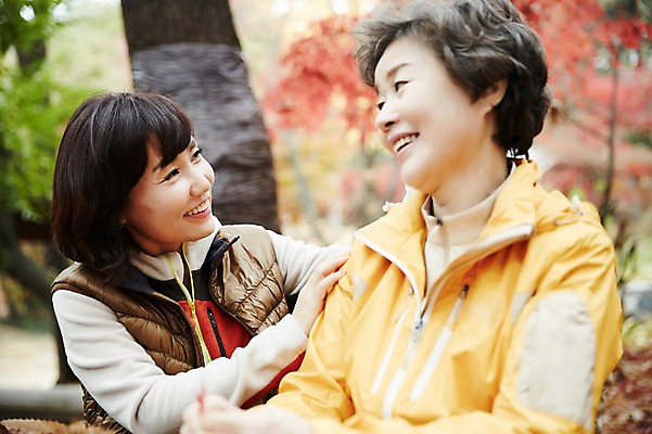 포토 JPG 주간 여자 노년 딸 40대 단풍 모녀 엄마 미소 앉기 상반신 성인 야외 두명 앞모습 옆모습 화목 다정 한국인 가을 가족라이프 60대 단풍놀이 여자만 아차산 국내포토 자연요소 라이프스타일 계절 뷰포인트 중년 컨셉 잎 가족 모션 산 서울 표정 사람 동양인 소풍 파일형식