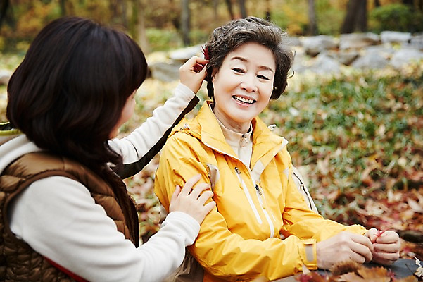 포토 JPG 주간 여자 노년 딸 40대 단풍 모녀 엄마 미소 앉기 상반신 성인 야외 두명 앞모습 옆모습 화목 만지기 한국인 가을 가족라이프 60대 단풍놀이 여자만 아차산 국내포토 자연요소 라이프스타일 계절 뷰포인트 중년 컨셉 잎 가족 모션 산 서울 표정 사람 동양인 소풍 파일형식
