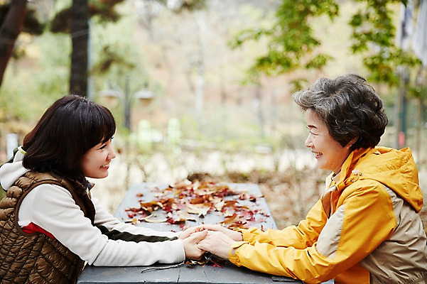 포토 JPG 주간 여자 노년 딸 40대 단풍 벤치 모녀 엄마 대화 미소 앉기 상반신 성인 야외 두명 옆모습 마주보기 손잡기 화목 다정 한국인 가을 가족라이프 60대 숲속 단풍놀이 여자만 아차산 국내포토 자연요소 라이프스타일 계절 뷰포인트 중년 컨셉 잎 의자 가족 모션 산 서울 표정 말하기 사람 동양인 소풍 숲 파일형식