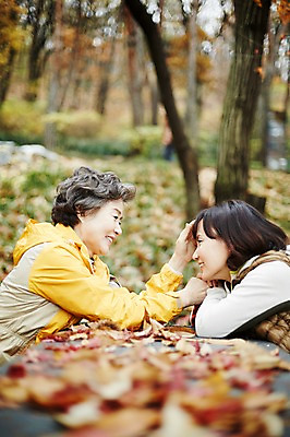 포토 JPG 주간 여자 노년 딸 40대 단풍 벤치 모녀 엄마 대화 미소 앉기 상반신 성인 야외 두명 옆모습 마주보기 화목 다정 한국인 가을 가족라이프 60대 단풍놀이 여자만 아차산 국내포토 자연요소 라이프스타일 계절 뷰포인트 중년 컨셉 잎 의자 가족 모션 산 서울 표정 말하기 사람 동양인 소풍 파일형식