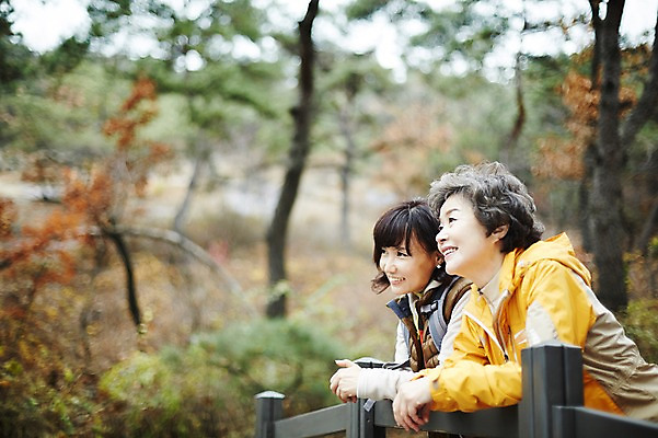 포토 JPG 주간 응시 여자 노년 딸 40대 단풍 모녀 엄마 서기 상반신 성인 야외 두명 옆모습 기댐 화목 한국인 가을 가족라이프 60대 단풍놀이 가교 여자만 아차산 국내포토 자연요소 라이프스타일 건축물 시선 계절 뷰포인트 중년 컨셉 잎 가족 모션 산 서울 사람 동양인 소풍 파일형식