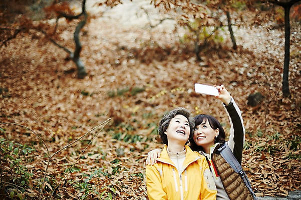 포토 JPG 주간 여자 노년 딸 40대 단풍 낙엽 모녀 엄마 미소 들기 앉기 상반신 성인 야외 두명 앞모습 스마트폰 화목 다정 한국인 가을 가족라이프 60대 셀프카메라 단풍놀이 여자만 아차산 국내포토 자연요소 라이프스타일 계절 뷰포인트 중년 컨셉 잎 가족 모션 산 서울 표정 사람 동양인 핸드폰 스마트기기 소풍 사진촬영 파일형식