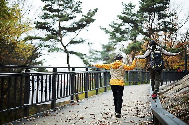 포토 JPG 주간 전신 나무 여자 노년 딸 40대 단풍 낙엽 난간 모녀 엄마 팔벌리기 성인 야외 두명 뒷모습 걷기 손잡기 다정 원근감 한국인 가을 가족라이프 60대 단풍놀이 여자만 아차산 국내포토 자연요소 식물 라이프스타일 계절 뷰포인트 중년 컨셉 잎 가족 모션 산 서울 사람 동양인 소풍 파일형식