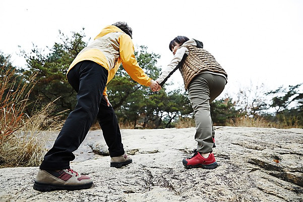 포토 JPG 주간 전신 여자 노년 딸 로우앵글 40대 단풍 모녀 엄마 성인 야외 두명 뒷모습 걷기 손잡기 다정 등산 한국인 가을 바위 가족라이프 60대 오르기 단풍놀이 여자만 아차산 국내포토 자연요소 라이프스타일 계절 뷰포인트 중년 컨셉 잎 가족 모션 산 서울 사람 동양인 소풍 트래킹 돌_바위 파일형식