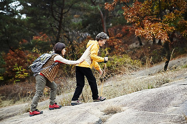 포토 JPG 주간 전신 여자 노년 딸 40대 단풍 단풍나무 모녀 엄마 성인 야외 두명 옆모습 걷기 손잡기 화목 등산 한국인 가을 바위 가족라이프 60대 오르기 단풍놀이 등산스틱 여자만 아차산 국내포토 자연요소 나무 라이프스타일 계절 뷰포인트 중년 컨셉 잎 가족 모션 산 서울 사람 동양인 소풍 트래킹 돌_바위 등산용품 파일형식