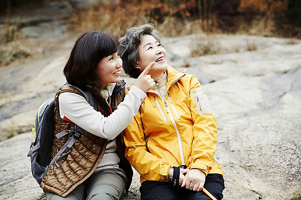 포토 JPG 주간 여자 노년 딸 40대 단풍 모녀 엄마 휴식 앉기 손짓 상반신 성인 야외 두명 앞모습 옆모습 화목 등산 한국인 올려보기 가을 가리킴 가족라이프 60대 단풍놀이 여자만 아차산 국내포토 자연요소 라이프스타일 계절 뷰포인트 중년 컨셉 잎 가족 모션 산 서울 사람 동양인 소풍 트래킹 파일형식