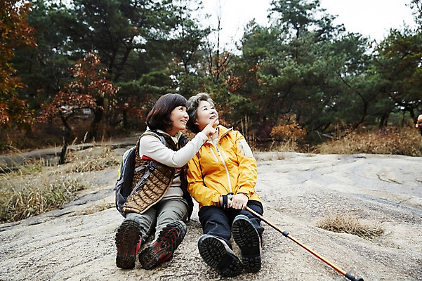포토 JPG 주간 응시 여자 노년 딸 40대 단풍 모녀 엄마 앉기 성인 야외 두명 화목 등산 한국인 가을 가리킴 가족라이프 60대 단풍놀이 여자만 아차산 국내포토 자연요소 라이프스타일 시선 계절 중년 컨셉 잎 가족 모션 산 서울 사람 동양인 손짓 소풍 트래킹 파일형식