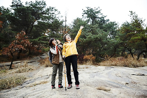 포토 JPG 주간 전신 나무 여자 노년 딸 40대 단풍 모녀 엄마 서기 미소 성인 야외 두명 앞모습 화목 등산 한국인 올려보기 가을 바위 가족라이프 60대 즐거움 손인사 단풍놀이 등산스틱 여자만 아차산 국내포토 자연요소 식물 라이프스타일 계절 감정 뷰포인트 중년 컨셉 잎 가족 모션 산 서울 표정 사람 동양인 소풍 트래킹 돌_바위 인사 등산용품 파일형식