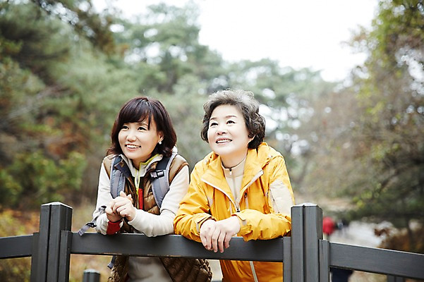 포토 JPG 주간 응시 여자 노년 딸 40대 단풍 모녀 엄마 서기 미소 상반신 성인 야외 두명 앞모습 기댐 화목 등산 한국인 가을 가족라이프 60대 단풍놀이 가교 여자만 아차산 국내포토 자연요소 라이프스타일 건축물 시선 계절 뷰포인트 중년 컨셉 잎 가족 모션 산 서울 표정 사람 동양인 소풍 트래킹 파일형식