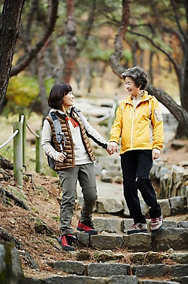 포토 JPG 주간 전신 여자 노년 딸 40대 단풍 모녀 엄마 미소 성인 야외 두명 앞모습 걷기 손잡기 화목 다정 등산 한국인 가을 가족라이프 60대 돌계단 단풍놀이 여자만 아차산 국내포토 자연요소 라이프스타일 계절 뷰포인트 중년 컨셉 잎 가족 모션 산 서울 표정 사람 동양인 소풍 계단 트래킹 돌 바위 파일형식