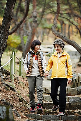 포토 JPG 주간 전신 여자 노년 딸 40대 단풍 모녀 엄마 미소 성인 야외 두명 앞모습 걷기 손잡기 화목 다정 등산 한국인 가을 가족라이프 60대 돌계단 단풍놀이 여자만 아차산 국내포토 자연요소 라이프스타일 계절 뷰포인트 중년 컨셉 잎 가족 모션 산 서울 표정 사람 동양인 소풍 계단 트래킹 돌_바위 파일형식