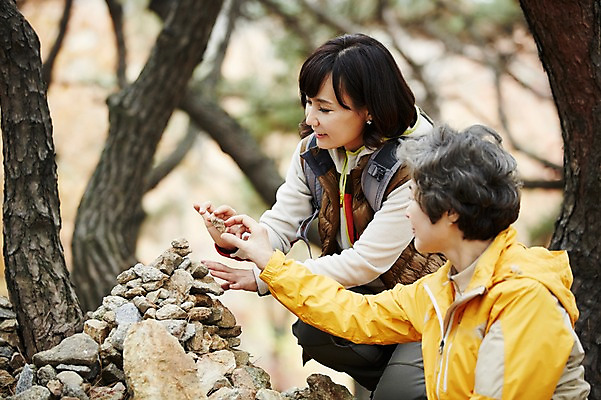 포토 JPG 주간 여자 노년 딸 40대 단풍 모녀 엄마 앉기 상반신 성인 야외 두명 옆모습 쌓기 화목 등산 한국인 가을 돌_바위 가족라이프 60대 즐거움 소원 단풍놀이 탑쌓기 여자만 아차산 국내포토 자연요소 라이프스타일 계절 감정 뷰포인트 중년 컨셉 잎 가족 모션 산 서울 사람 동양인 소풍 트래킹 파일형식