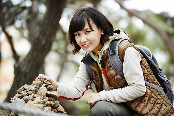 포토 JPG 주간 우먼라이프 여자 40대 한명 미소 상반신 성인 야외 옆모습 쌓기 등산 한국인 돌_바위 소원 탑쌓기 성인여자한명만 아차산 국내포토 자연요소 1 라이프스타일 뷰포인트 중년 모션 산 서울 표정 사람 동양인 트래킹 여자한명만 성인여자만 파일형식