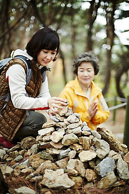 포토 JPG 주간 여자 노년 딸 40대 단풍 모녀 엄마 미소 앉기 상반신 성인 야외 두명 앞모습 옆모습 쌓기 화목 등산 한국인 가을 돌_바위 가족라이프 60대 소원 단풍놀이 소원빌기 탑쌓기 여자만 아차산 국내포토 자연요소 라이프스타일 계절 뷰포인트 중년 컨셉 잎 가족 모션 산 서울 표정 사람 동양인 소풍 트래킹 파일형식