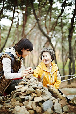 포토 JPG 주간 여자 노년 딸 40대 단풍 모녀 엄마 미소 앉기 상반신 성인 야외 두명 앞모습 옆모습 쌓기 화목 등산 한국인 가을 돌_바위 가족라이프 60대 소원 단풍놀이 소원빌기 탑쌓기 여자만 아차산 국내포토 자연요소 라이프스타일 계절 뷰포인트 중년 컨셉 잎 가족 모션 산 서울 표정 사람 동양인 소풍 트래킹 파일형식