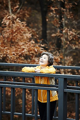 포토 JPG 주간 여자 노년 할머니 난간 한명 서기 미소 상반신 야외 앞모습 실버라이프 기댐 등산 한국인 올려보기 가을 60대 노인여자한명만 아차산 국내포토 자연요소 1 라이프스타일 계절 뷰포인트 모션 산 서울 표정 사람 동양인 성인 트래킹 여자한명만 노인여자만 파일형식
