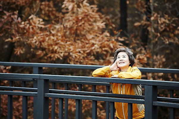 포토 JPG 주간 여자 노년 할머니 난간 한명 서기 미소 상반신 야외 앞모습 실버라이프 기댐 등산 한국인 올려보기 가을 60대 노인여자한명만 아차산 국내포토 자연요소 1 라이프스타일 계절 뷰포인트 모션 산 서울 표정 사람 동양인 성인 트래킹 여자한명만 노인여자만 파일형식