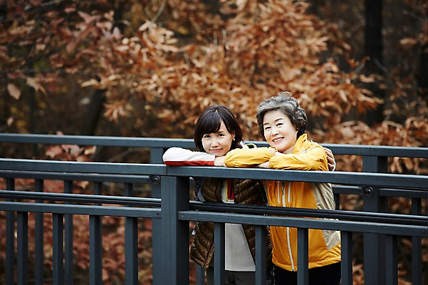 포토 JPG 주간 응시 여자 노년 딸 40대 단풍 모녀 엄마 서기 미소 상반신 성인 야외 두명 앞모습 기댐 화목 등산 한국인 가을 가족라이프 60대 단풍놀이 가교 여자만 아차산 국내포토 자연요소 라이프스타일 건축물 시선 계절 뷰포인트 중년 컨셉 잎 가족 모션 산 서울 표정 사람 동양인 소풍 트래킹 파일형식