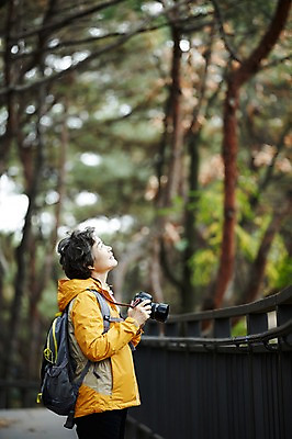포토 JPG 주간 여자 노년 할머니 한명 서기 미소 들기 상반신 취미 야외 옆모습 실버라이프 카메라 사진촬영 등산 한국인 올려보기 가을 60대 노인여자한명만 아차산 평생교육 국내포토 자연요소 1 라이프스타일 계절 교육 뷰포인트 모션 산 서울 표정 사람 동양인 성인 전자제품 촬영 트래킹 여자한명만 노인여자만 파일형식