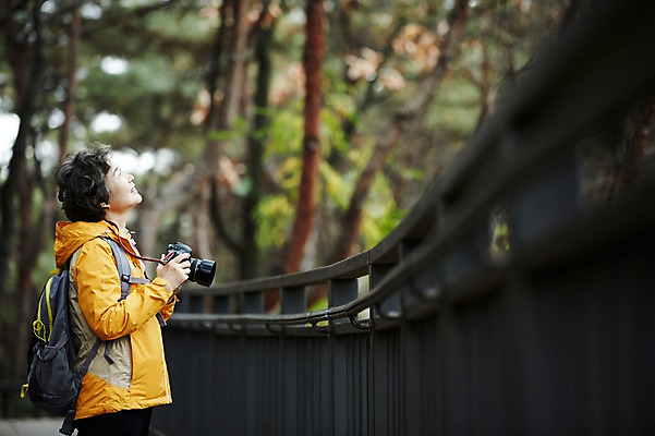 포토 JPG 주간 여자 노년 할머니 한명 서기 미소 들기 상반신 취미 야외 옆모습 실버라이프 카메라 사진촬영 등산 한국인 올려보기 가을 60대 노인여자한명만 아차산 평생교육 국내포토 자연요소 1 라이프스타일 계절 교육 뷰포인트 모션 산 서울 표정 사람 동양인 성인 전자제품 촬영 트래킹 여자한명만 노인여자만 파일형식
