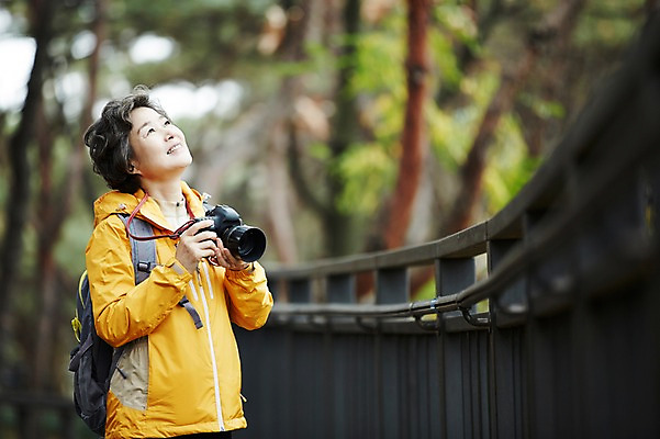 포토 JPG 주간 여자 노년 할머니 단풍 한명 서기 미소 들기 상반신 성인 취미 야외 옆모습 실버라이프 카메라 사진촬영 등산 한국인 올려보기 가을 60대 단풍놀이 노인여자한명만 아차산 평생교육 국내포토 자연요소 1 라이프스타일 계절 교육 뷰포인트 잎 모션 산 서울 표정 사람 동양인 전자제품 소풍 촬영 트래킹 여자한명만 노인여자만 파일형식