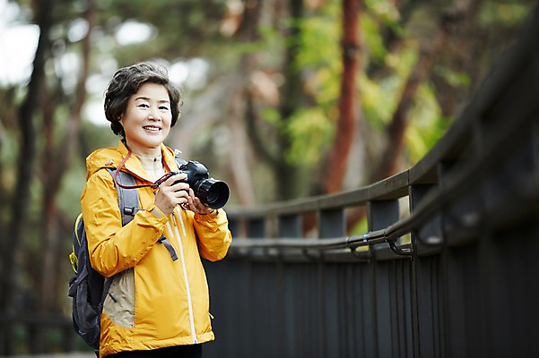포토 JPG 주간 여자 노년 할머니 단풍 한명 서기 미소 들기 상반신 성인 취미 야외 옆모습 실버라이프 카메라 사진촬영 등산 한국인 가을 60대 단풍놀이 노인여자한명만 아차산 평생교육 국내포토 자연요소 1 라이프스타일 계절 교육 뷰포인트 잎 모션 산 서울 표정 사람 동양인 전자제품 소풍 촬영 트래킹 여자한명만 노인여자만 파일형식