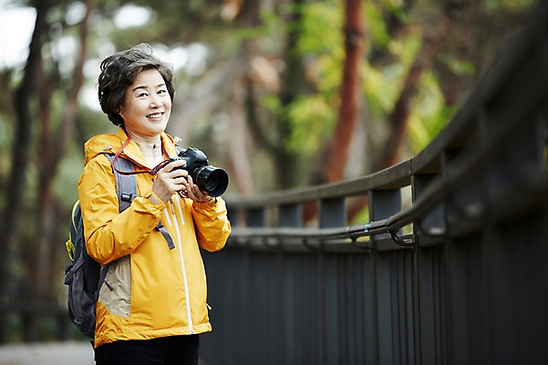 포토 JPG 주간 여자 노년 할머니 단풍 한명 서기 미소 들기 상반신 성인 취미 야외 옆모습 실버라이프 카메라 사진촬영 등산 한국인 가을 60대 단풍놀이 노인여자한명만 아차산 평생교육 국내포토 자연요소 1 라이프스타일 계절 교육 뷰포인트 잎 모션 산 서울 표정 사람 동양인 전자제품 소풍 촬영 트래킹 여자한명만 노인여자만 파일형식