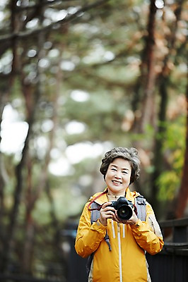 포토 JPG 주간 여자 노년 할머니 단풍 한명 서기 미소 들기 상반신 성인 취미 야외 앞모습 실버라이프 카메라 사진촬영 등산 한국인 가을 60대 단풍놀이 노인여자한명만 아차산 평생교육 국내포토 자연요소 1 라이프스타일 계절 교육 뷰포인트 잎 모션 산 서울 표정 사람 동양인 전자제품 소풍 촬영 트래킹 여자한명만 노인여자만 파일형식