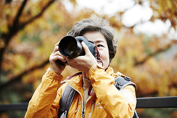 포토 JPG 주간 여자 노년 할머니 단풍 한명 서기 미소 들기 상반신 성인 취미 야외 앞모습 실버라이프 카메라 사진촬영 등산 한국인 가을 60대 단풍놀이 노인여자한명만 아차산 평생교육 국내포토 자연요소 1 라이프스타일 계절 교육 뷰포인트 잎 모션 산 서울 표정 사람 동양인 전자제품 소풍 촬영 트래킹 여자한명만 노인여자만 파일형식