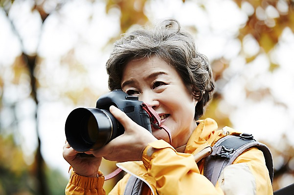 포토 JPG 주간 여자 노년 할머니 단풍 한명 서기 미소 들기 상반신 성인 취미 야외 앞모습 실버라이프 카메라 사진촬영 등산 한국인 가을 60대 단풍놀이 노인여자한명만 아차산 평생교육 국내포토 자연요소 1 라이프스타일 계절 교육 뷰포인트 잎 모션 산 서울 표정 사람 동양인 전자제품 소풍 촬영 트래킹 여자한명만 노인여자만 파일형식