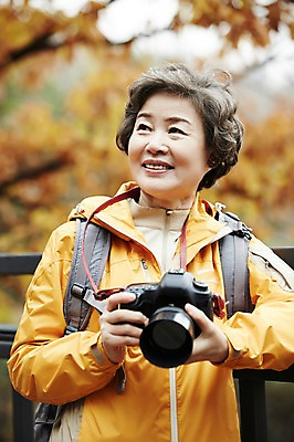 포토 JPG 주간 여자 노년 할머니 단풍 한명 서기 미소 들기 상반신 성인 취미 야외 앞모습 실버라이프 카메라 사진촬영 등산 한국인 가을 60대 단풍놀이 노인여자한명만 아차산 평생교육 국내포토 자연요소 1 라이프스타일 계절 교육 뷰포인트 잎 모션 산 서울 표정 사람 동양인 전자제품 소풍 촬영 트래킹 여자한명만 노인여자만 파일형식