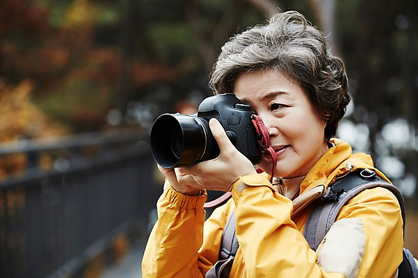 포토 JPG 주간 여자 노년 할머니 단풍 한명 서기 미소 들기 상반신 성인 취미 야외 앞모습 실버라이프 카메라 사진촬영 등산 한국인 가을 60대 단풍놀이 노인여자한명만 아차산 평생교육 국내포토 자연요소 1 라이프스타일 계절 교육 뷰포인트 잎 모션 산 서울 표정 사람 동양인 전자제품 소풍 촬영 트래킹 여자한명만 노인여자만 파일형식