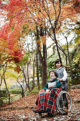 포토 JPG 주간 전신 여자 노년 딸 40대 단풍 모녀 엄마 서기 미소 앉기 성인 야외 두명 앞모습 화목 산책 산책로 한국인 가을 가족라이프 60대 숲속 휠체어 단풍놀이 무릎담요 여자만 아차산 국내포토 자연요소 라이프스타일 계절 길 뷰포인트 중년 컨셉 잎 가족 모션 휴식 산 서울 표정 사람 동양인 소풍 숲 파일형식