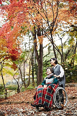 포토 JPG 주간 전신 응시 여자 노년 딸 40대 단풍 모녀 엄마 서기 미소 앉기 성인 야외 두명 앞모습 화목 다정 산책 산책로 한국인 가을 가족라이프 60대 숲속 휠체어 단풍놀이 무릎담요 여자만 아차산 국내포토 자연요소 라이프스타일 시선 계절 길 뷰포인트 중년 컨셉 잎 가족 모션 휴식 산 서울 표정 사람 동양인 소풍 숲 파일형식