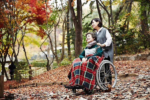 포토 JPG 주간 전신 응시 여자 노년 딸 40대 단풍 모녀 엄마 서기 미소 앉기 성인 야외 두명 옆모습 화목 산책 산책로 한국인 가을 가족라이프 60대 숲속 구경 휠체어 단풍놀이 무릎담요 여자만 아차산 국내포토 자연요소 라이프스타일 시선 계절 길 뷰포인트 중년 컨셉 잎 가족 모션 휴식 산 서울 표정 사람 동양인 소풍 숲 파일형식