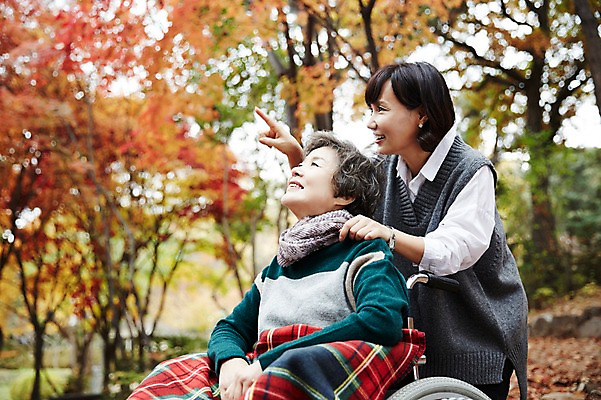 포토 JPG 주간 응시 여자 노년 딸 40대 단풍 모녀 엄마 서기 미소 앉기 상반신 성인 야외 두명 옆모습 화목 산책 산책로 한국인 가을 가리킴 가족라이프 60대 숲속 휠체어 단풍놀이 무릎담요 여자만 아차산 국내포토 자연요소 라이프스타일 시선 계절 길 뷰포인트 중년 컨셉 잎 가족 모션 휴식 산 서울 표정 사람 동양인 손짓 소풍 숲 파일형식