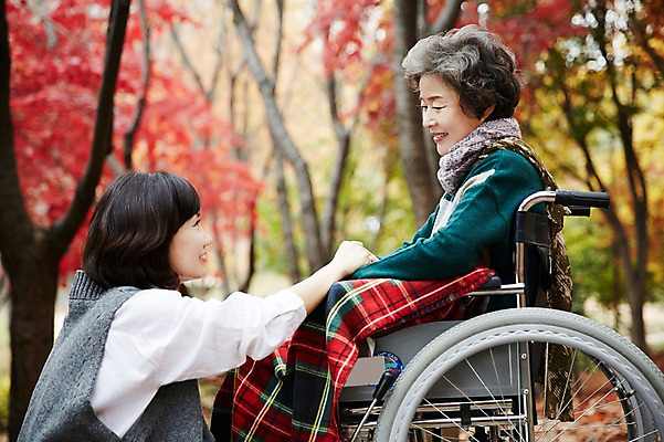 포토 JPG 주간 여자 노년 딸 40대 단풍 모녀 엄마 미소 앉기 상반신 성인 야외 두명 옆모습 마주보기 화목 다정 산책 산책로 한국인 가을 가족라이프 60대 숲속 휠체어 단풍놀이 무릎담요 여자만 아차산 국내포토 자연요소 라이프스타일 계절 길 뷰포인트 중년 컨셉 잎 가족 모션 휴식 산 서울 표정 사람 동양인 소풍 숲 파일형식