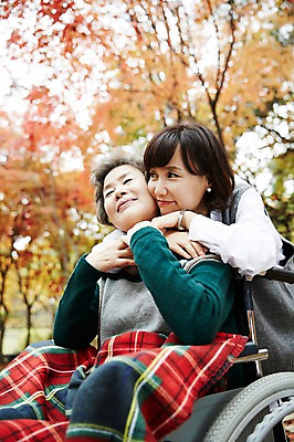 포토 JPG 주간 여자 노년 딸 40대 단풍 포옹 모녀 엄마 서기 미소 앉기 상반신 성인 야외 두명 앞모습 화목 산책 산책로 한국인 가을 가족라이프 60대 숲속 휠체어 단풍놀이 무릎담요 여자만 아차산 국내포토 자연요소 라이프스타일 계절 길 뷰포인트 중년 컨셉 잎 가족 안기 모션 휴식 산 서울 표정 사람 동양인 소풍 숲 파일형식