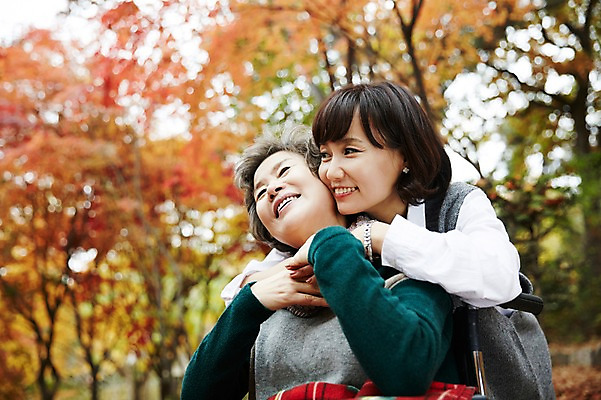 포토 JPG 주간 여자 노년 딸 40대 단풍 포옹 모녀 엄마 서기 미소 앉기 상반신 성인 야외 두명 앞모습 화목 산책 산책로 한국인 가을 가족라이프 60대 숲속 휠체어 단풍놀이 무릎담요 여자만 아차산 국내포토 자연요소 라이프스타일 계절 길 뷰포인트 중년 컨셉 잎 가족 안기 모션 휴식 산 서울 표정 사람 동양인 소풍 숲 파일형식