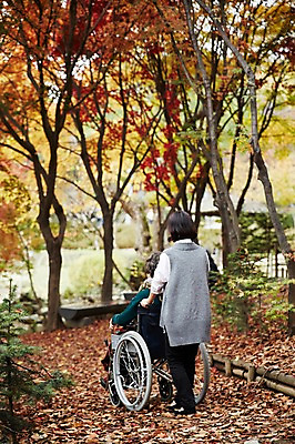 포토 JPG 주간 전신 여자 노년 딸 40대 단풍 모녀 엄마 앉기 성인 야외 두명 뒷모습 걷기 산책 산책로 한국인 가을 가족라이프 60대 숲속 휠체어 단풍놀이 여자만 아차산 국내포토 자연요소 라이프스타일 계절 길 뷰포인트 중년 잎 가족 모션 휴식 산 서울 사람 동양인 소풍 숲 파일형식