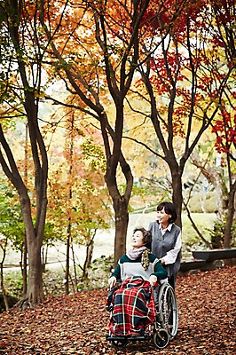 포토 JPG 주간 전신 응시 여자 노년 딸 40대 단풍 모녀 엄마 미소 앉기 성인 야외 두명 앞모습 걷기 화목 산책 산책로 한국인 가을 가족라이프 60대 숲속 휠체어 단풍놀이 무릎담요 여자만 아차산 국내포토 자연요소 라이프스타일 시선 계절 길 뷰포인트 중년 컨셉 잎 가족 모션 휴식 산 서울 표정 사람 동양인 소풍 숲 파일형식