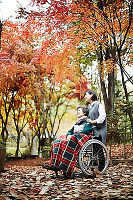 포토 JPG 주간 전신 응시 여자 노년 딸 40대 단풍 모녀 엄마 미소 앉기 성인 야외 두명 옆모습 걷기 화목 산책 산책로 한국인 가을 가족라이프 60대 숲속 휠체어 단풍놀이 무릎담요 여자만 아차산 국내포토 자연요소 라이프스타일 시선 계절 길 뷰포인트 중년 컨셉 잎 가족 모션 휴식 산 서울 표정 사람 동양인 소풍 숲 파일형식