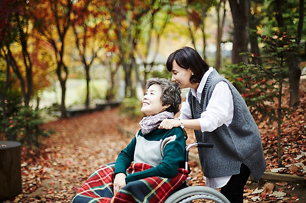 포토 JPG 주간 여자 노년 딸 40대 단풍 모녀 엄마 서기 미소 앉기 상반신 성인 야외 두명 옆모습 화목 다정 산책 산책로 한국인 가을 가족라이프 60대 숲속 휠체어 단풍놀이 무릎담요 여자만 아차산 국내포토 자연요소 라이프스타일 계절 길 뷰포인트 중년 컨셉 잎 가족 모션 휴식 산 서울 표정 사람 동양인 소풍 숲 파일형식