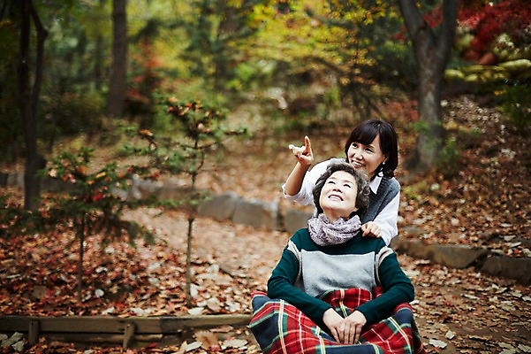 포토 JPG 주간 여자 노년 딸 40대 단풍 모녀 엄마 서기 미소 앉기 상반신 성인 야외 두명 앞모습 화목 산책 산책로 한국인 가을 가리킴 가족라이프 60대 숲속 휠체어 단풍놀이 무릎담요 여자만 아차산 국내포토 자연요소 라이프스타일 계절 길 뷰포인트 중년 컨셉 잎 가족 모션 휴식 산 서울 표정 사람 동양인 손짓 소풍 숲 파일형식