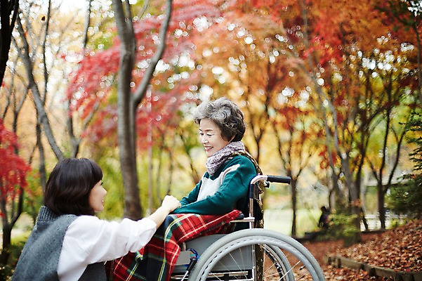 포토 JPG 주간 여자 노년 딸 40대 단풍 모녀 엄마 미소 앉기 상반신 성인 야외 두명 옆모습 마주보기 화목 다정 산책 산책로 한국인 가을 가족라이프 60대 숲속 휠체어 단풍놀이 무릎담요 여자만 아차산 국내포토 자연요소 라이프스타일 계절 길 뷰포인트 중년 컨셉 잎 가족 모션 휴식 산 서울 표정 사람 동양인 소풍 숲 파일형식