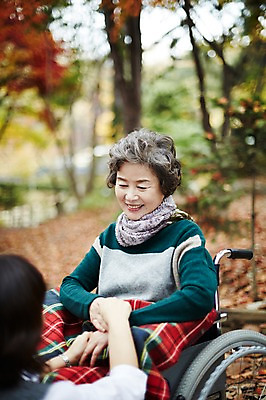 포토 JPG 주간 여자 노년 딸 40대 단풍 모녀 엄마 미소 앉기 상반신 성인 야외 두명 앞모습 뒷모습 마주보기 화목 다정 산책 산책로 한국인 가을 가족라이프 60대 숲속 휠체어 단풍놀이 무릎담요 여자만 아차산 국내포토 자연요소 라이프스타일 계절 길 뷰포인트 중년 컨셉 잎 가족 모션 휴식 산 서울 표정 사람 동양인 소풍 숲 파일형식