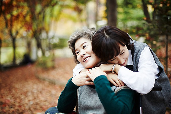 포토 JPG 주간 여자 노년 딸 40대 단풍 포옹 모녀 엄마 서기 미소 앉기 상반신 성인 야외 두명 앞모습 화목 산책 산책로 한국인 가을 가족라이프 60대 숲속 휠체어 단풍놀이 여자만 아차산 국내포토 자연요소 라이프스타일 계절 길 뷰포인트 중년 컨셉 잎 가족 안기 모션 휴식 산 서울 표정 사람 동양인 소풍 숲 파일형식