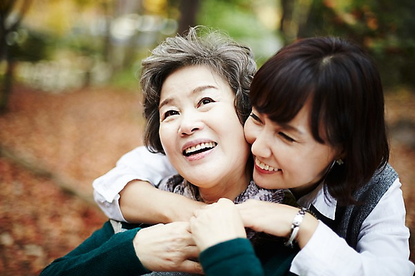 포토 JPG 주간 여자 노년 딸 40대 단풍 포옹 모녀 엄마 서기 미소 앉기 상반신 성인 야외 두명 앞모습 화목 산책 산책로 한국인 가을 가족라이프 60대 숲속 휠체어 단풍놀이 여자만 아차산 국내포토 자연요소 라이프스타일 계절 길 뷰포인트 중년 컨셉 잎 가족 안기 모션 휴식 산 서울 표정 사람 동양인 소풍 숲 파일형식