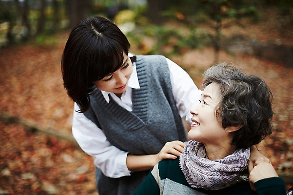 포토 JPG 주간 여자 노년 딸 40대 단풍 모녀 엄마 서기 미소 앉기 상반신 성인 야외 두명 앞모습 화목 한국인 가을 가족라이프 60대 단풍놀이 여자만 아차산 국내포토 자연요소 라이프스타일 계절 뷰포인트 중년 컨셉 잎 가족 모션 산 서울 표정 사람 동양인 소풍 파일형식