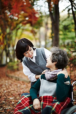 포토 JPG 주간 여자 노년 딸 40대 단풍 모녀 엄마 서기 미소 앉기 상반신 성인 야외 두명 앞모습 화목 산책 산책로 한국인 가을 가족라이프 60대 숲속 휠체어 단풍놀이 무릎담요 여자만 아차산 국내포토 자연요소 라이프스타일 계절 길 뷰포인트 중년 컨셉 잎 가족 모션 휴식 산 서울 표정 사람 동양인 소풍 숲 파일형식